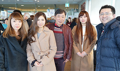 本田俊一先生(中央)とスタッフとの記念写真 本田俊一先生(中央)とスタッフとの記念写真